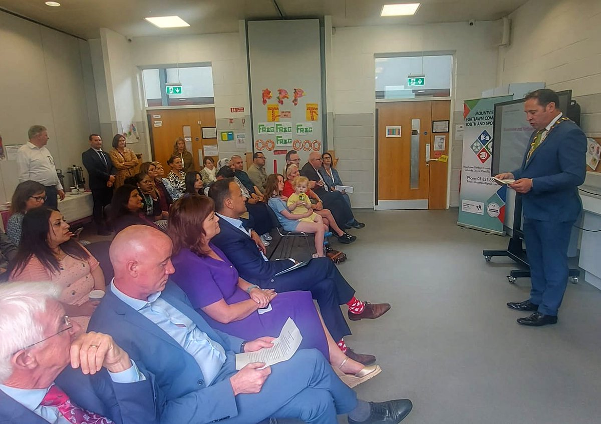 Fingalcoco's tweet photo. Mayor of Fingal, Cllr @AdrianHenchy, speaking to an audience that includes Taoiseach @LeoVaradkar in #Mountview Community Centre to celebrate their recent win in the #PrideofPlace competition.
#YourCouncilDay @LocalGovIre #Mountview #Fingal @AnnMarieFingal @robertburns73 https://t.co/UI4xexiNwL