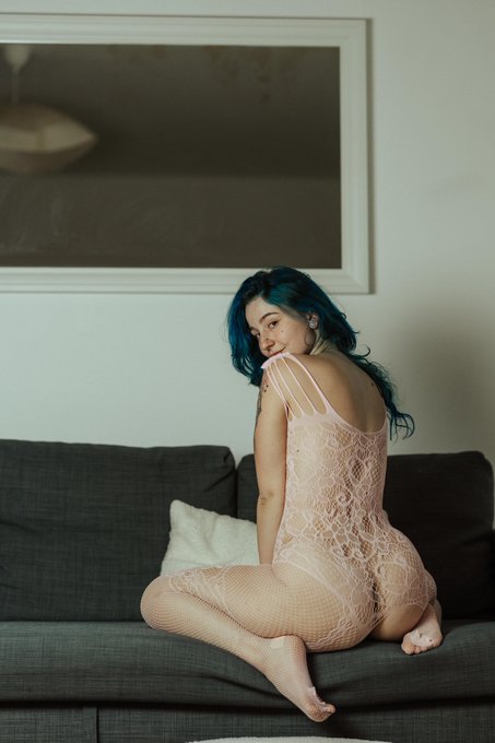 Petite tenue pour chiller sur le canap 💙 https://t.co/CZkn7bF5aR