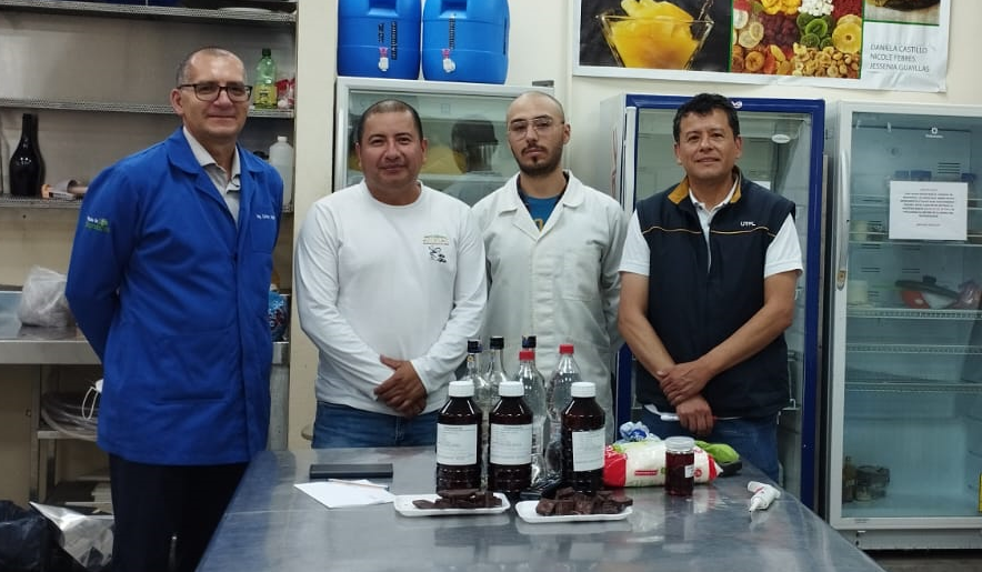 utplvinculacion's tweet photo. La @UTPL impulsa #ProyectoDeVinculacion fortalecimiento de la industria del cacao, café y plátano en las provincias de Zamora Chinchipe y Morona Santiago, para diversificar productos, mejorar industrialización y aumentar ingresos de familias agricultoras. 
#GestiónEnTerritorio https://t.co/qy1o2qFiEa