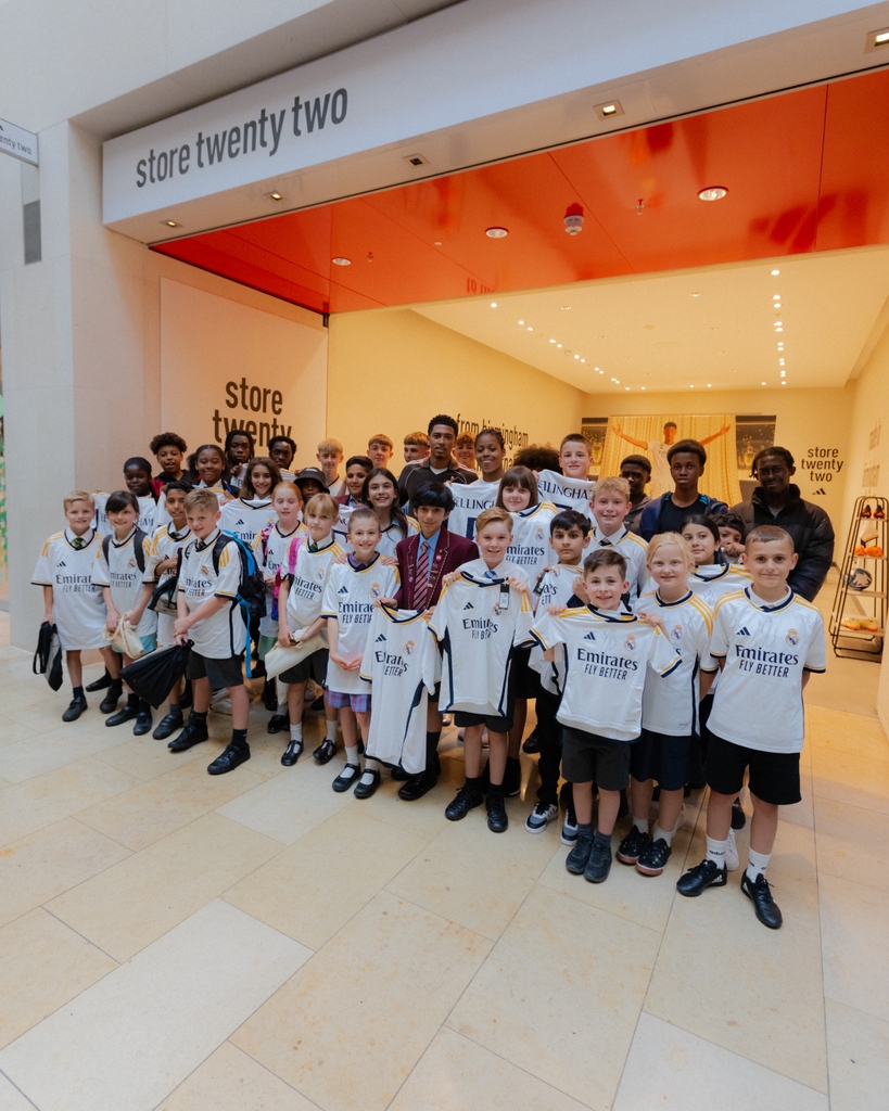 FROWMen_'s tweet photo. #adidas x #JudeBellingham surprising the young people of #Birmingham at the #StoreTwentytwo pop-up store to show love for his hometown. ⚽️🥹🧡

#fashion #sport #RealMadrid https://t.co/rbNCu1mJ2c