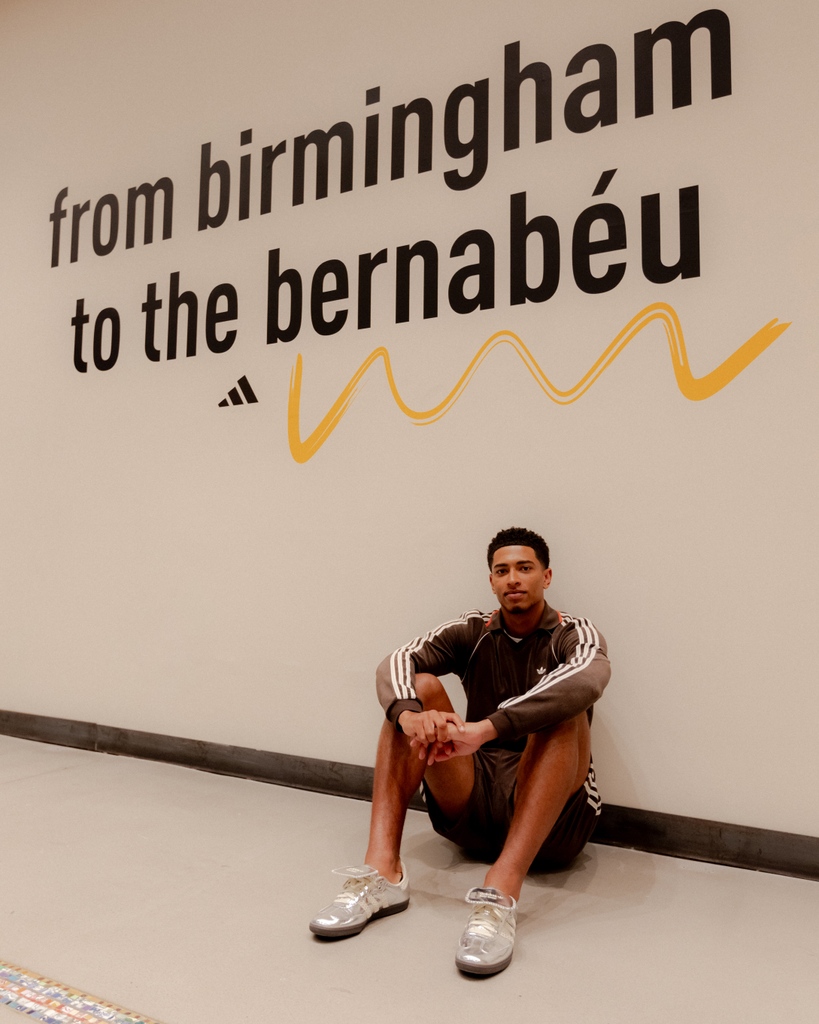 FROWMen_'s tweet photo. #adidas x #JudeBellingham surprising the young people of #Birmingham at the #StoreTwentytwo pop-up store to show love for his hometown. ⚽️🥹🧡

#fashion #sport #RealMadrid https://t.co/rbNCu1mJ2c
