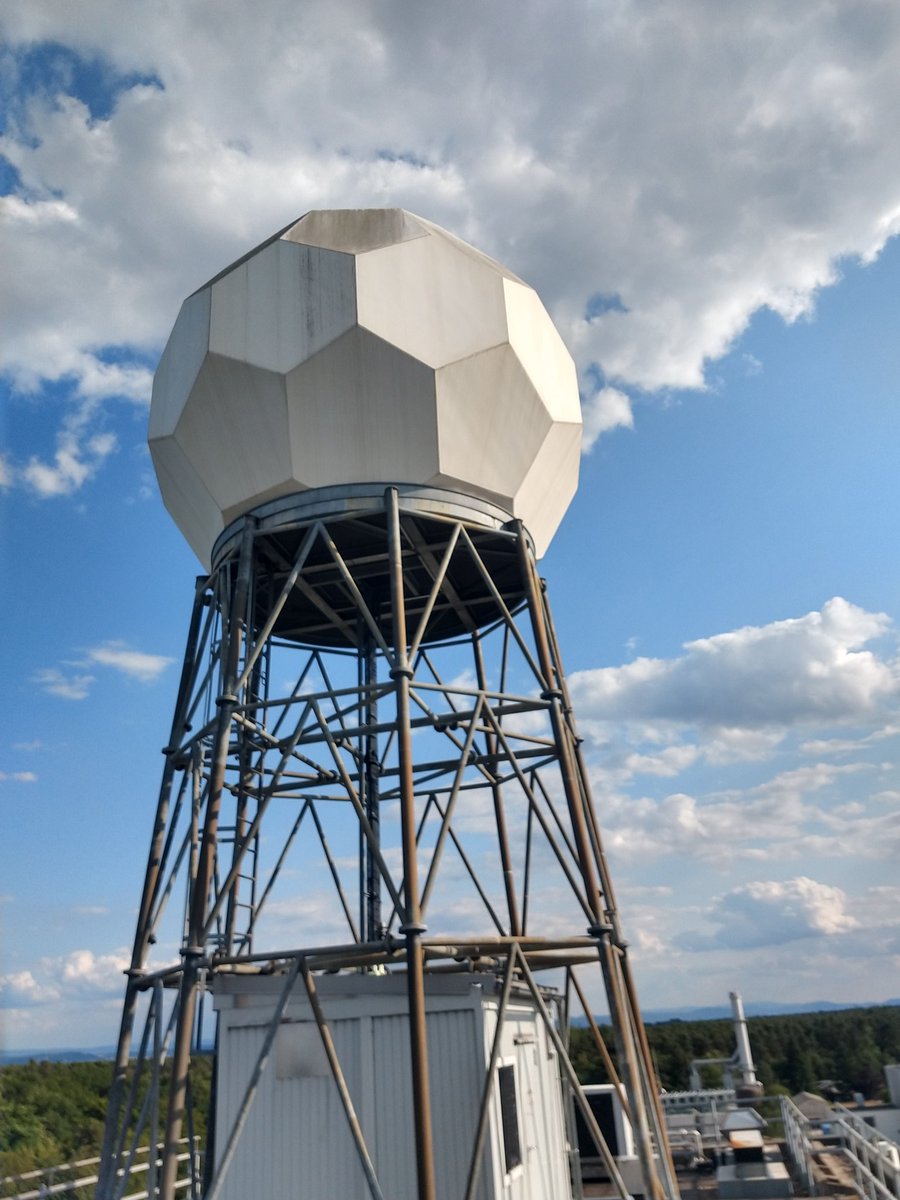 Freitagabend noch eine kurze Radarkontrolle ... Hier oben beim Radar ist es jedesmal was ganz besonderes. Ich sollte mal @BonesBonn fragen, ob er mich mal bei einem Radarloblied begleitet. Ich habe da so eine Idee...;)