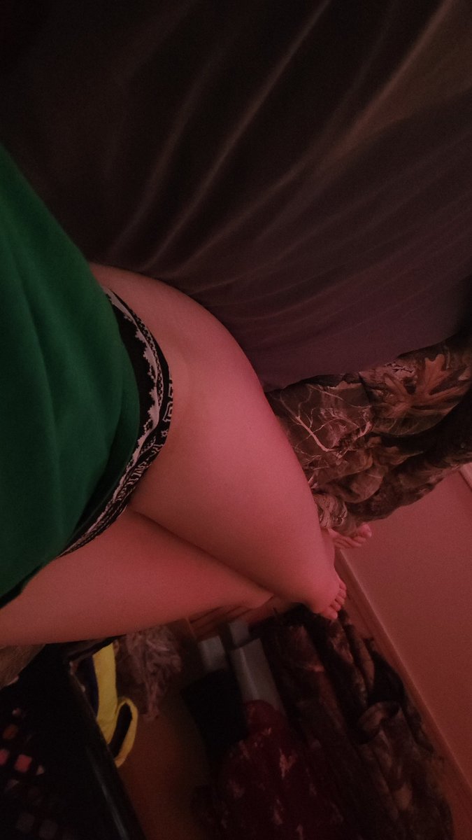 mz_nickiw's tweet photo. Happy Friday, wallets. You know what that means 😏

findom footfetish feet goddess https://t.co/kTLKy4Aj2b