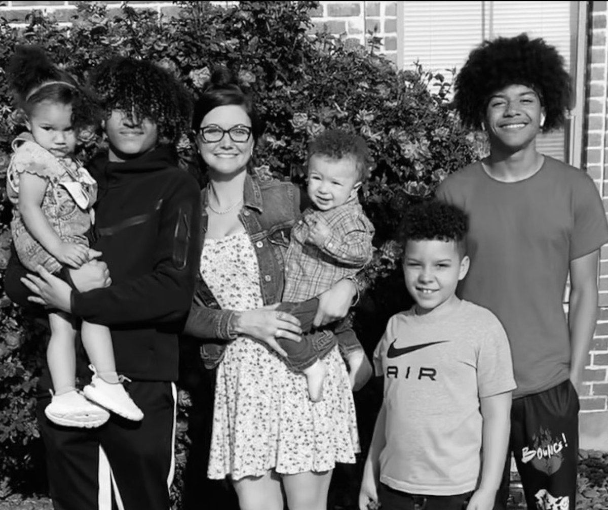 armsofhope's tweet photo. Congratulations 👏 Brittany at the #ArmsofHope.org Denton Family Outreach Center! This hard working single mother of five precious children graduated with her associate degree from North Central Texas College and will now begin work on her bachelor’s degree. 🎓 https://t.co/sev6eLV3yf
