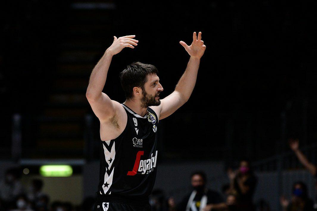 VuNereBologna's tweet photo. Stefan Markovic ha annunciato il ritiro dal basket giocato.

Grazie Pefi per lo scudetto, per la tua grinta, la tua leadership, i tuoi canestri, i tuoi assist e per il cuore che ci hai messo per la nostra maglia.

Sempre uno di noi. 🐂🤍🖤

#Virtus #Markovic Ph.@GiuliaPesino https://t.co/4BbRnNu2YX