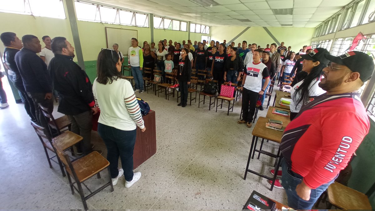 BloqCentroOccid's tweet photo. Con entonación de nuestro himno #TUPAMARO inicia Secretariado Regional Ampliado del Estado @caraboboMRT con presencia de nuestro Secretario General Nacional, @WBenavides_MRT. Presidente del partido @RogerPintoMRT y Responsable Político del Bloque, @DavidTupamaro

#PorLaVidaYLaPaz https://t.co/W7EYoYCVyB