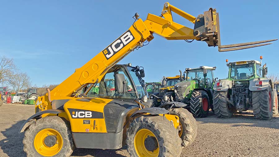 A JCB telehandler similar to the one in the picture has been stolen from Stanlake Park Vineyard on Thursday 22nd between 7.30-9.30 pm, reg. Y84XEW. Please if you've heard/seen anything, contact us in private or leave details at the vineyard (01189340176) so we pass to the police