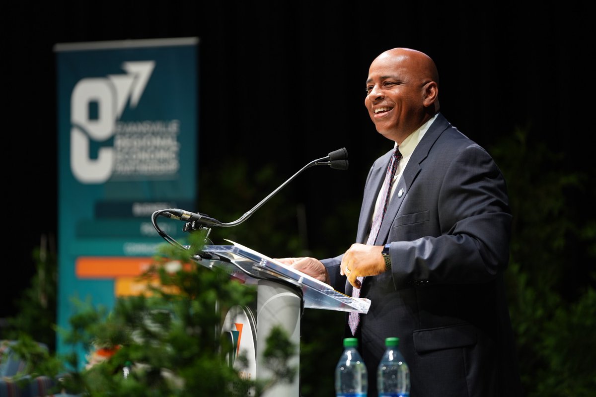 evvregion's tweet image. 🦅 Dr. Rochon, President of the @usiedu University of Southern Indiana, welcomes the Sold-Out crowd to the USI Screaming Eagles Arena for Lunch with the Governor.

 #INIndiana #NextLevelIndiana #HoopINwHolcomb