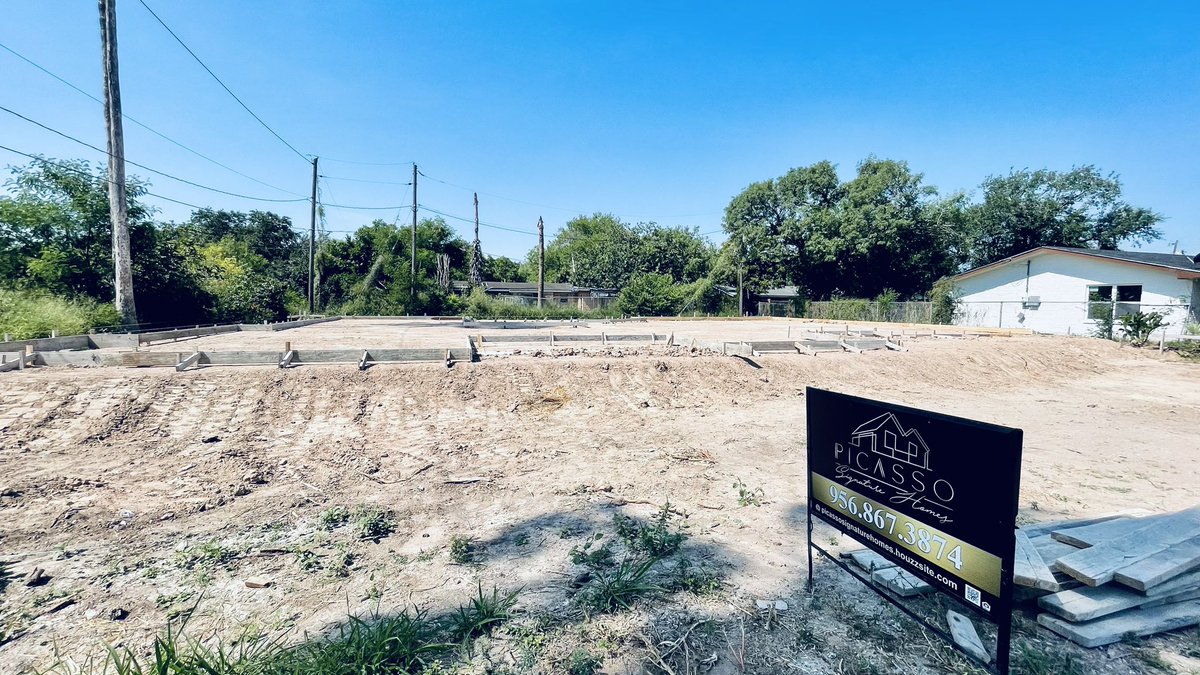 eddiepicassoX's tweet image. &quot;Maximize productivity with a clean and organized work site! #CleanWorkSite #OrganizationIsKey #EfficiencyAtItsFinest 🧹👷‍♀️👷‍♂️🚯&quot;