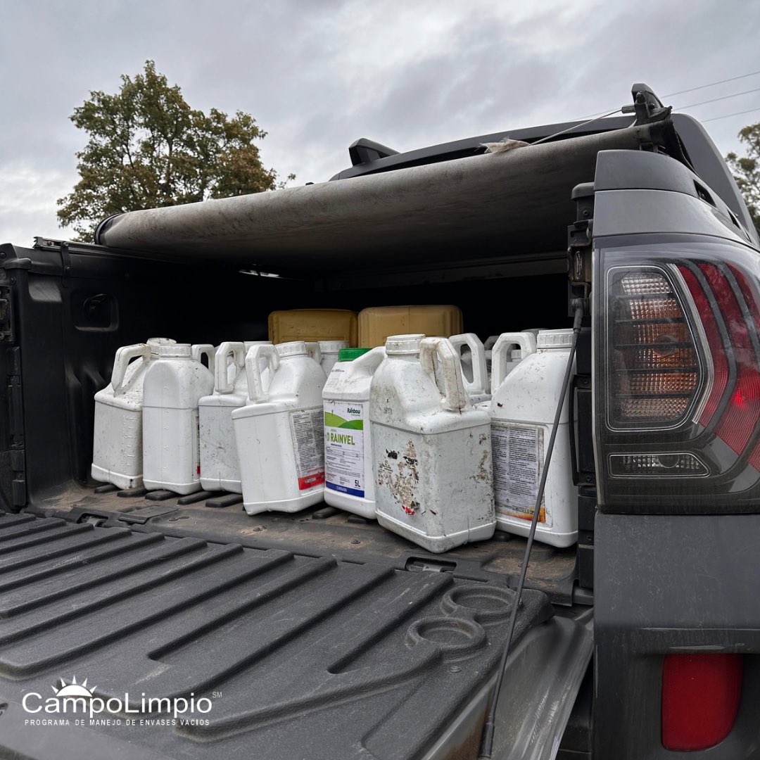 En plena ruta, y a menos de 2km del CA, nos encontramos con esto: envases sucios. 

Señor productor: recuerde realizar el correcto lavado (triple lavado) y llevarlos al centro de acopio más cercano♻️

Cuidemos el medio ambiente.  #EsfuerzoCompartido #BeneficioParatodos