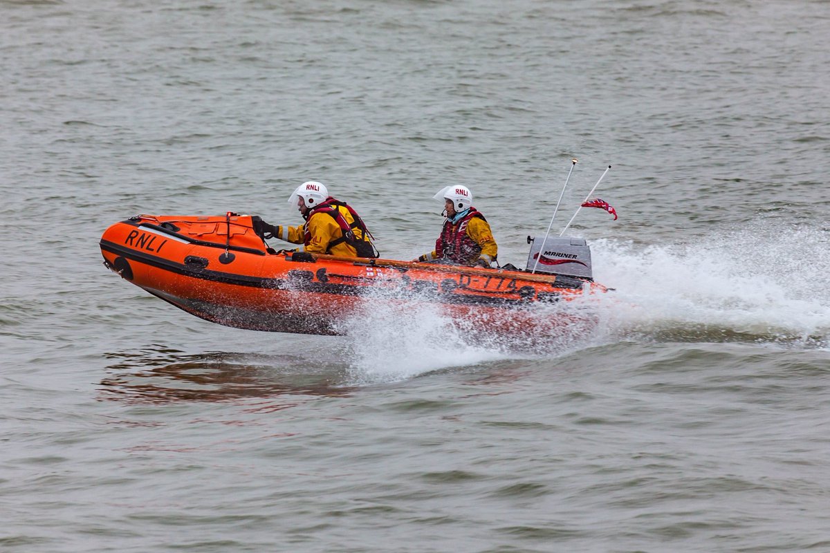 Did you see our volunteer crew launch today at #Clacton ? Read more about it here: rnli.org/news-and-media… #RNLI #Clacton #SavingLivesAtSea