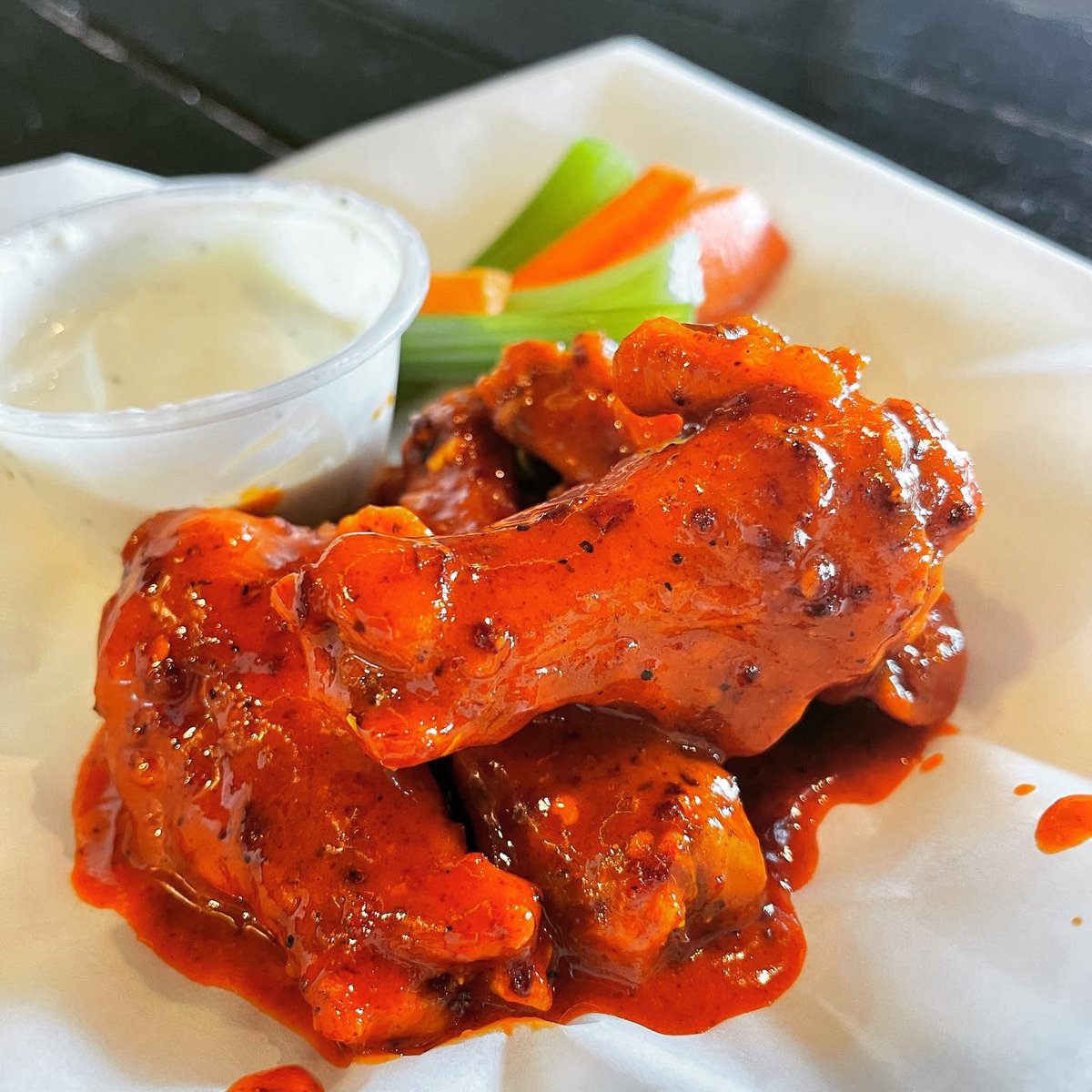 nakedcitylv's tweet image. Nashville Hot Wings available this weekend at our Paradise location, served with house Blue Cheese #nashvillehot #wings #nnakedcitypizza #vegas #buffalo