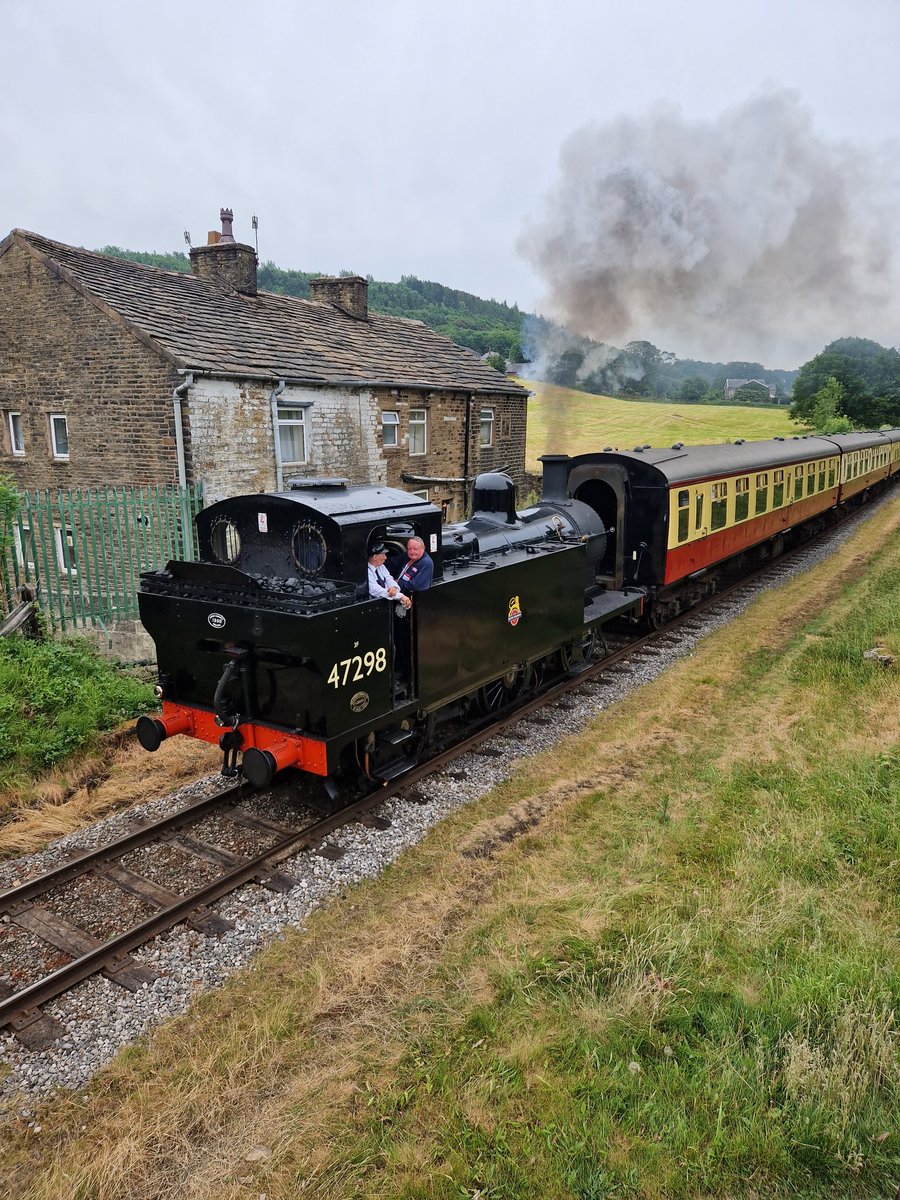 hardwick__gary's tweet photo. 3F "Jinty" No.47298 seen passing Townsend Fold with a driver FXP this morning.
#eastlancsrailway #volunteer #signalman https://t.co/B2ZIKN6YoJ