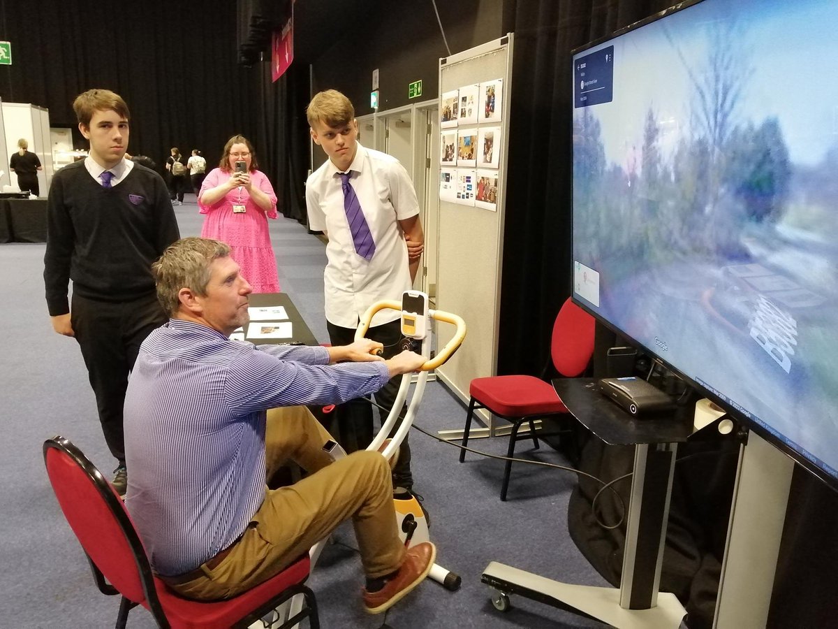 DavidHughes6ed's tweet photo. Canmol mawr i Jack a Tomos fu'n egluro eu prosiect #beic digidol yng nigwyddiad @GwEGogleddCymru @VenueCymru ddoe. Diolch i Mr Harris a @DeianDCW am eu hannog.
Jack and Tomos had a fabulous experience explaining the dementia digital bike at the Gwe event yesterday @DementiaGo https://t.co/SdY2TyrWRd