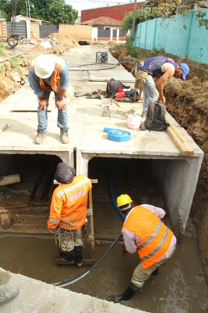 AsuncionMuni's tweet photo. Continuamos con los trabajos de desagüe pluvial y mejoramiento vial de la calle Rocío Cabriza. Los vecinos y ciudadanos serán beneficiados una vez que culmine esta obra, ya que solucionará la problemática en días de lluvia.
¡En pocos meses culminaremos esta obra! https://t.co/QTvi3uaH7K