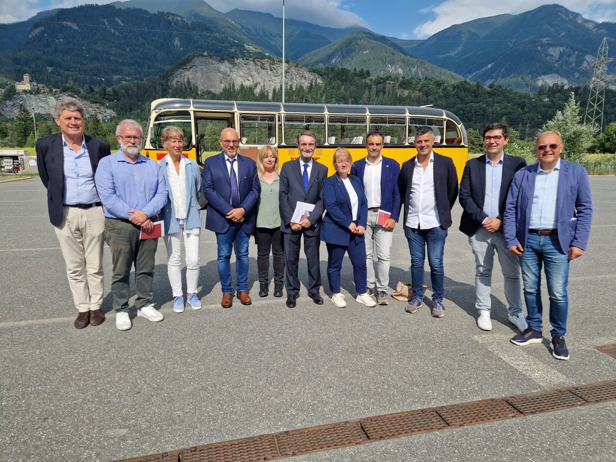 MassimoSertori_'s tweet photo. 📍Oggi, a #Cazis, nel Cantone dei #Grigioni, ho partecipato con il Presidente #AttilioFontana alla celebrazione del 200° anniversario della strada commerciale di #Viamala, importante collegamento tra la #Svizzera e la nostra #ValleSpluga.
È stata anche l'occasione (1/2) https://t.co/8qBmatp6QT