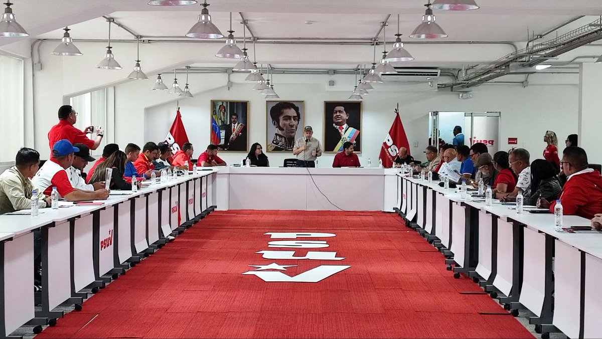 Continuando con la agenda de trabajo, hoy #23Jun la Vicepresidencia de la Clase Obrera del <a href="/PartidoPSUV/">PSUV</a> y la Clase Obrera Joven de la <a href="/JuventudPSUV/">Juventud PSUV</a> realizan reunión ordinaria desde la sede central en #Caracas. 

#PorLaVidaYLaPaz <a href="/NicolasMaduro/">Nicolás Maduro</a>