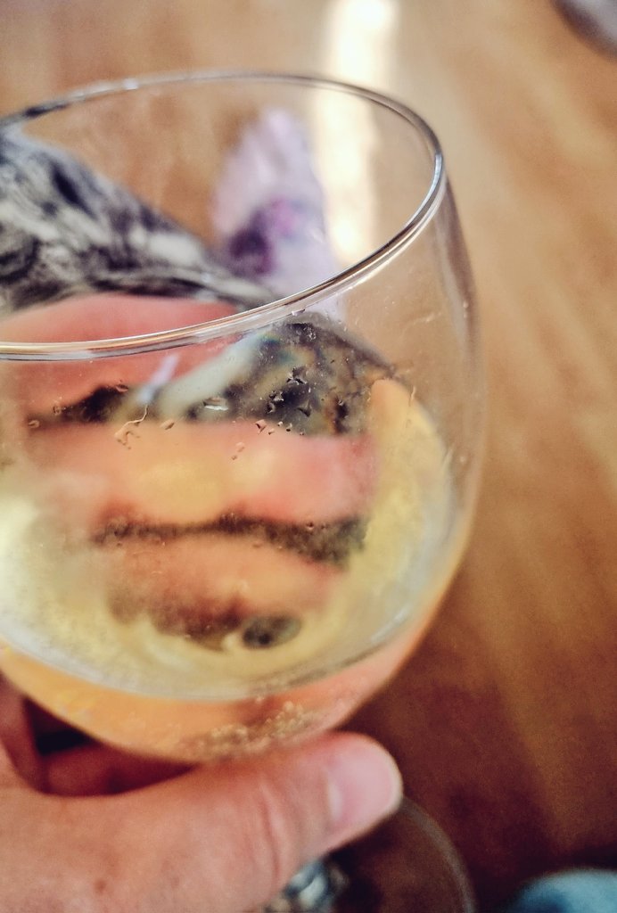 Karen_acts's tweet photo. What a week. My day off has been full of admin and phone calls. I'm calling it until tomorrow at least. #wineoclock #overit #timetojustbe #andbreathe https://t.co/like3HIT0w