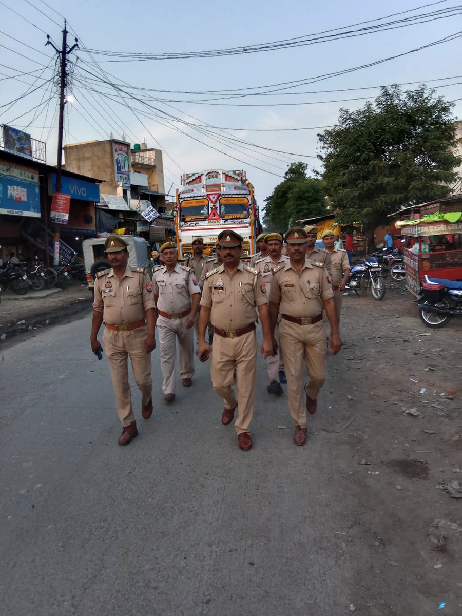 santkabirnagpol's tweet photo. पुलिस अधीक्षक @santkabirnagpol के निर्देशन में आमजन में सुरक्षा तथा विश्वास की भावना उत्पन्न करने के दृष्टिगत @psdudhara द्वारा थानाक्षेत्र में सार्वजनिक स्थानों पर #Footpatrolling कर सुरक्षा के प्रति आश्वस्त किया गया तथा संदिग्ध वस्तुओं एवं व्यक्तियों की चेकिंग की गयी। https://t.co/0aP5MVOnpG