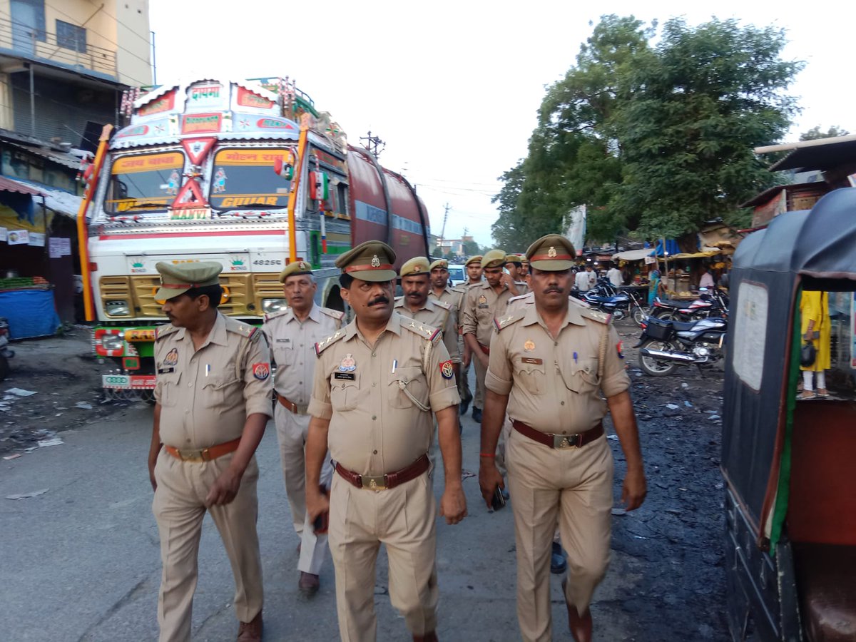 santkabirnagpol's tweet photo. पुलिस अधीक्षक @santkabirnagpol के निर्देशन में आमजन में सुरक्षा तथा विश्वास की भावना उत्पन्न करने के दृष्टिगत @psdudhara द्वारा थानाक्षेत्र में सार्वजनिक स्थानों पर #Footpatrolling कर सुरक्षा के प्रति आश्वस्त किया गया तथा संदिग्ध वस्तुओं एवं व्यक्तियों की चेकिंग की गयी। https://t.co/0aP5MVOnpG
