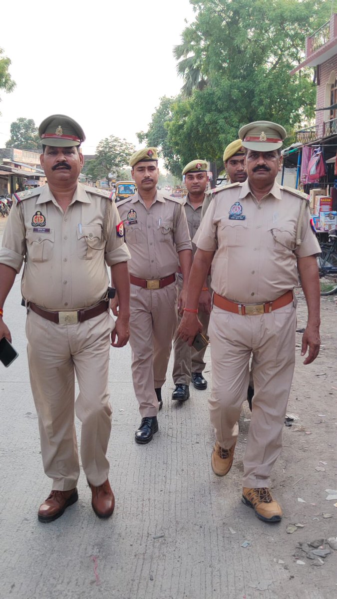 santkabirnagpol's tweet photo. पुलिस अधीक्षक @santkabirnagpol के निर्देशन में आमजन में सुरक्षा तथा विश्वास की भावना उत्पन्न करने के दृष्टिगत @psdudhara द्वारा थानाक्षेत्र में सार्वजनिक स्थानों पर #Footpatrolling कर सुरक्षा के प्रति आश्वस्त किया गया तथा संदिग्ध वस्तुओं एवं व्यक्तियों की चेकिंग की गयी। https://t.co/0aP5MVOnpG