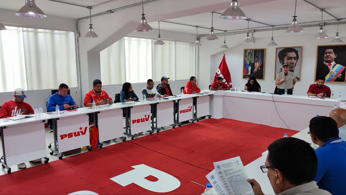 El Vicepresidente de la Clase Obrera del PSUV <a href="/torrealbaf/">Francisco Torrealba</a>, instruyó llegar hasta el último lugar donde haya un trabajador@, para brindar el mensaje político que garantice a un obrero hijo de Chávez continuar al frente del destino del país.

<a href="/NicolasMaduro/">Nicolás Maduro</a> #PorLaVidaYLaPaz