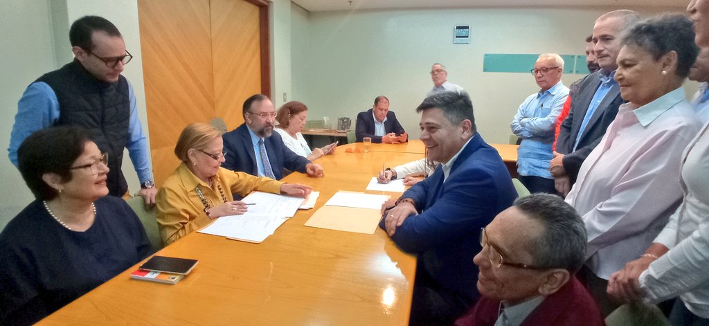 cnprimariave's tweet photo. Esta mañana, la Comisión Nacional de Primaria recibió a representantes de @VoluntadPopular quienes acompañaron a @freddysuperlano a inscribir su candidatura a la Elección Primaria del 22 de octubre. Superlano entregó todos los recaudos y firmó los compromisos requeridos. https://t.co/wcZXhoFpZb