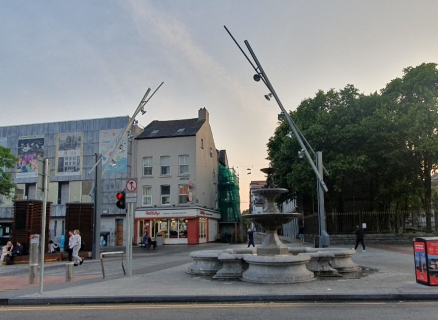frank_oconnor's tweet photo. Spot the difference 😳

#DerelictIreland #StreetClutter #RobotTrees #RestPlayWork 

Grand Parade, Cork City 
2020 ↙️          versus        ↘️ 2023 https://t.co/jxfwPWwnuE
