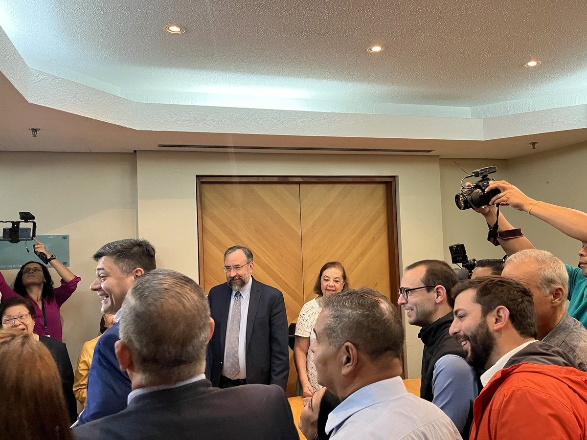 RodriguezAaron's tweet photo. Hoy acompañamos a @freddysuperlano a formalizar su inscripción ante la @cnprimariave. Asumimos el reto y el
compromiso de construir un candidato unitario que nos permita recuperar la libertad de nuestro país. Si Barinas pudo, Venezuela puede 🇻🇪 https://t.co/fGnl5QTALY