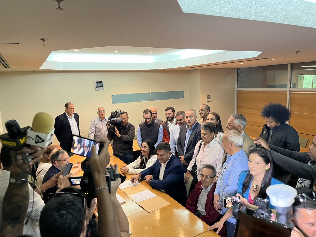 RodriguezAaron's tweet photo. Hoy acompañamos a @freddysuperlano a formalizar su inscripción ante la @cnprimariave. Asumimos el reto y el
compromiso de construir un candidato unitario que nos permita recuperar la libertad de nuestro país. Si Barinas pudo, Venezuela puede 🇻🇪 https://t.co/fGnl5QTALY