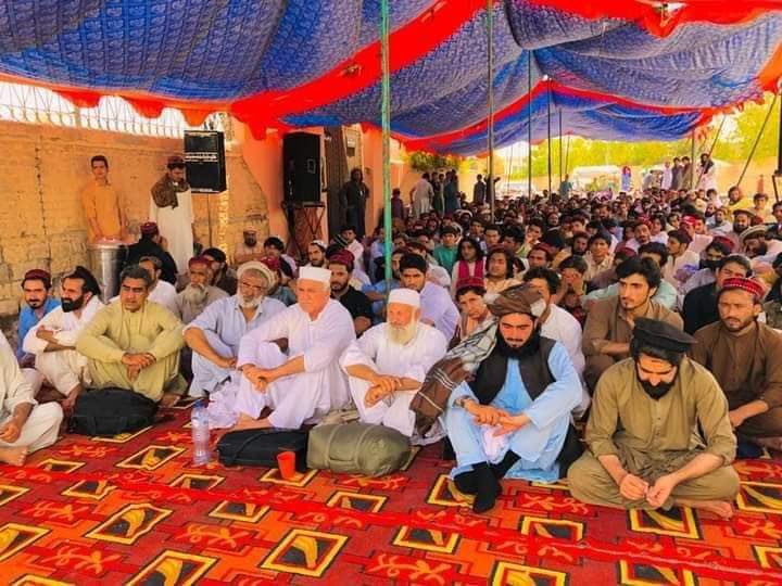 In the midst of all violence & injustice in d world, including Pakistan, there is one innocent peaceful rights movement that continues to demand the rights of the oppressed Pashtun minority through nonviolent protests. Why is d world turning a blind eye?
#PashtunNWaziristanSitIn
