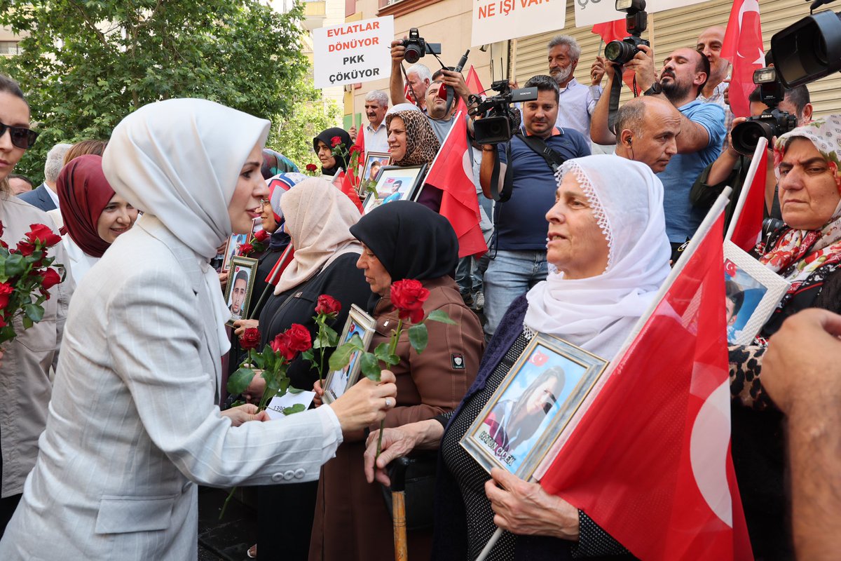MahinurOzdemir's tweet photo. Cesaret ve kararlılıkla evlatları için benzeri görülmemiş bir mücadeleye imza atan ve anne yüreğinden daha büyük bir güç olmadığını tüm dünyaya gösteren Diyarbakır Anneleri’mizin yanındayız. 

Tarih sizi, evladı ve ailesi için dünyaya meydan okuyan anneler olarak yazacak. https://t.co/beUqLjKdsZ