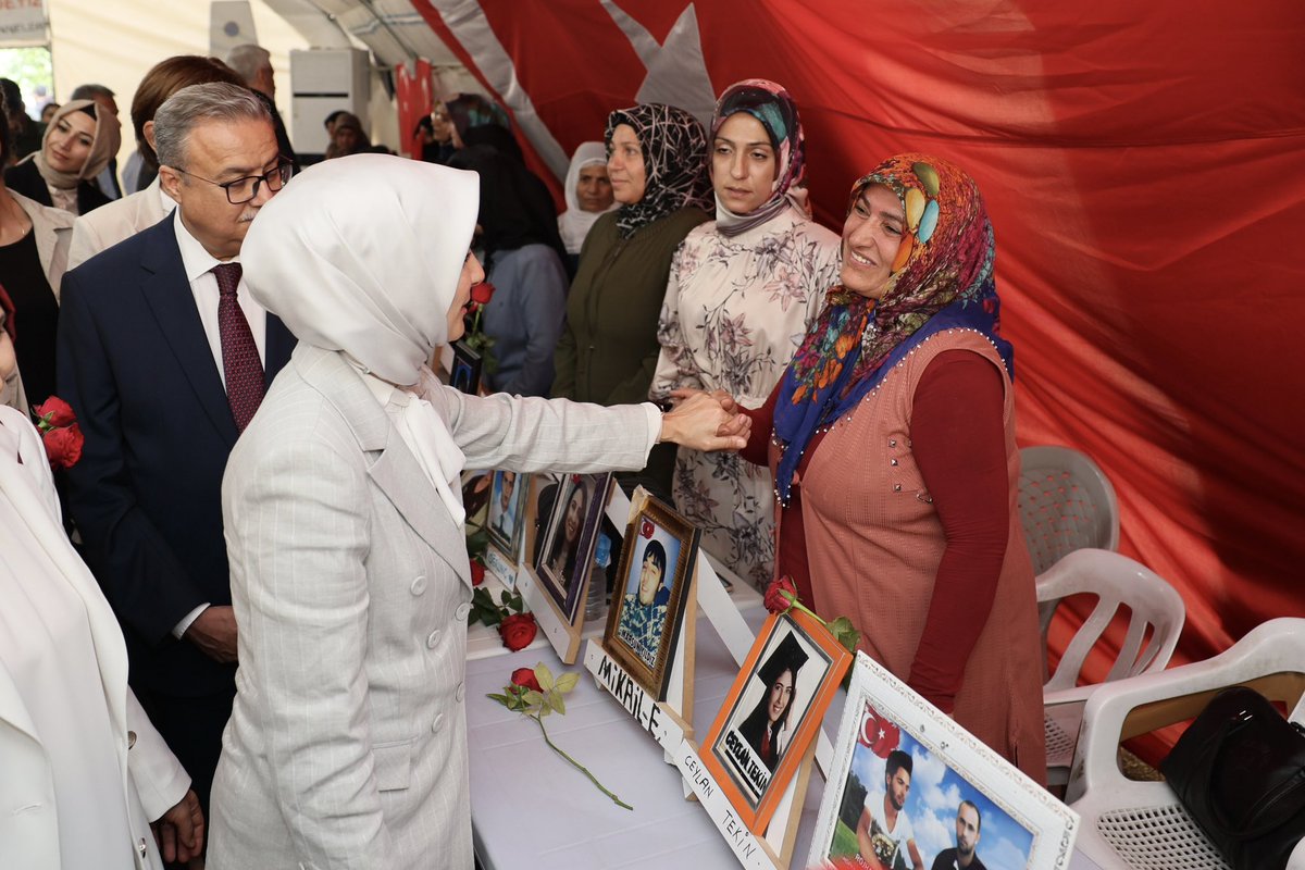 MahinurOzdemir's tweet photo. Cesaret ve kararlılıkla evlatları için benzeri görülmemiş bir mücadeleye imza atan ve anne yüreğinden daha büyük bir güç olmadığını tüm dünyaya gösteren Diyarbakır Anneleri’mizin yanındayız. 

Tarih sizi, evladı ve ailesi için dünyaya meydan okuyan anneler olarak yazacak. https://t.co/beUqLjKdsZ