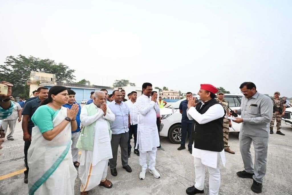 चलो मिलके बचाएं अपना देश 

     माननीय श्री <a href="/yadavakhilesh/">Akhilesh Yadav</a> जी जिन्दाबाद ! 
   
   <a href="/yadavakhilesh/">Akhilesh Yadav</a> <a href="/samajwadiparty/">Samajwadi Party</a> <a href="/MediaCellSP/">Samajwadi Party Media Cell</a> <a href="/SPDigitalForce/">Samajwadi Digital Force</a> <a href="/SamajwadiUsa/">Samajwadi Global Chapter</a> <a href="/sapamission/">Samajwadi Party PDA Fans</a> <a href="/aajtak/">AajTak</a> <a href="/PTI_News/">Press Trust of India</a>