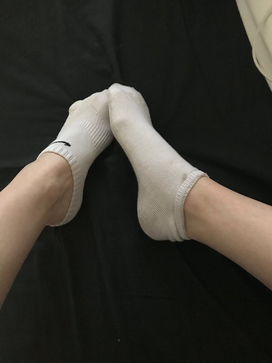 Qui veut les recevoir chez lui ? Elles ont été portées toute la journée.
Viens raquer pour mes pieds petit chien 

#moneyslave #fetishism #moneymiss #slave #raquer #soumis #feet #pieds #humanATM #findom
