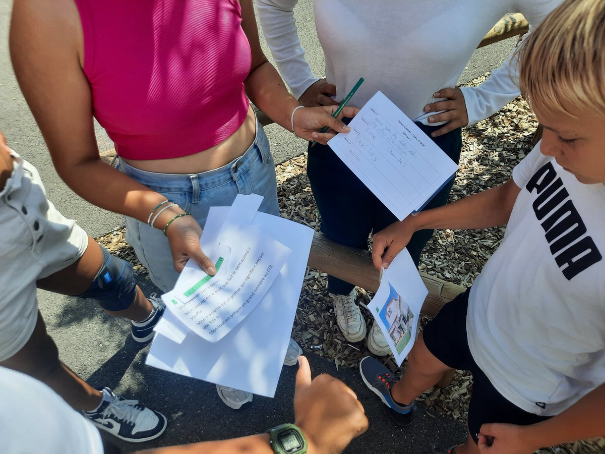carine_combe's tweet photo. La quête du Graal s'est terminée par une chasse au trésor dans tout le collège pour les 3 #ClassesDeCycle4 ! La #simulationglobale les aura tenu toute l'année et les aura bien surpris à l'arrivée ! 🥰
Merci à @marie34 pour l'inspiration... https://t.co/psqUm4GnA6
