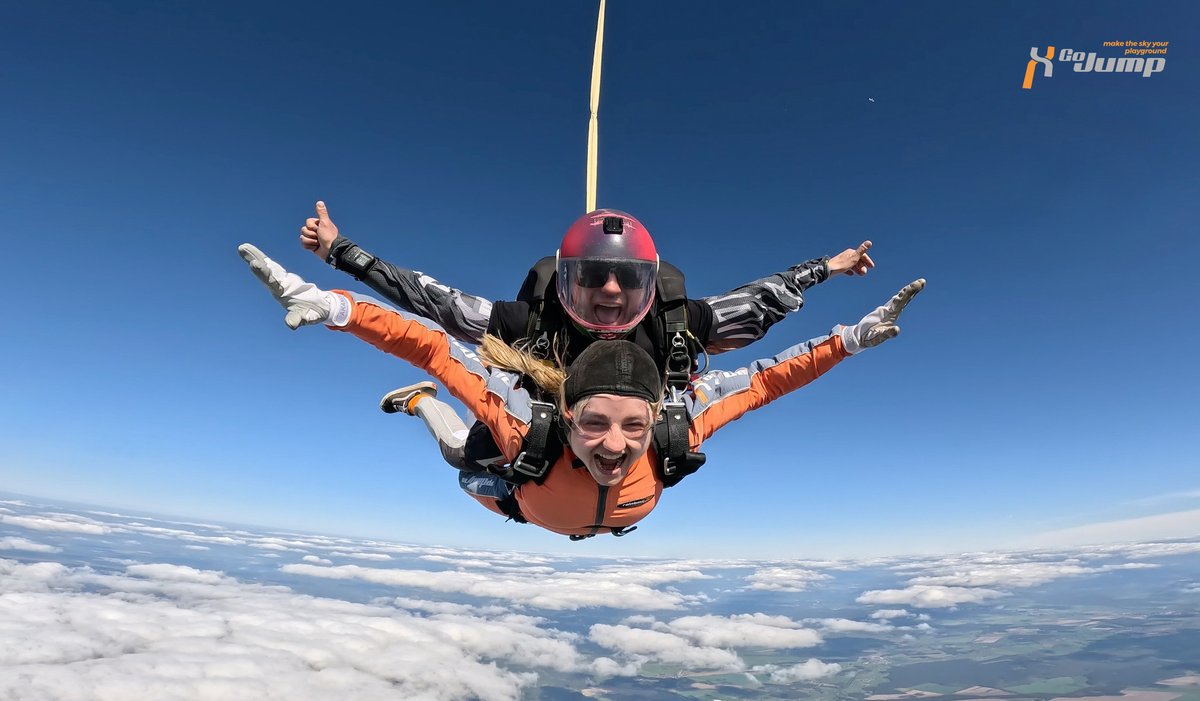 Der Sommer hat vor 2 Tagen offiziell begonnen. Es ist also an der Zeit, mit uns die Sonne zu genießen, wenn ihr das nicht schon gemacht habt! 🌞

#gojump #maketheskyyourplayground  #gransee #adrenalin #adventure #klimaneutraleabsetzflüge #klimaneutral