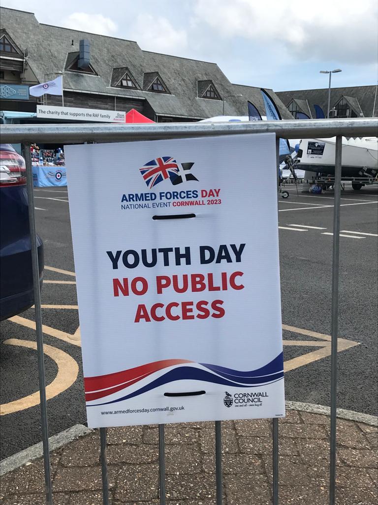 Youth Day #ArmedForcesDay, Falmouth today. Local schools were invited to the Military Village. armedforcesday.cornwall.gov.uk/schools/
Primary school children lined up to sit in Typhoon fighter jet & tank. Some held the anti-tank weapon (left side of table) on their shoulder #EverydayMilitarism