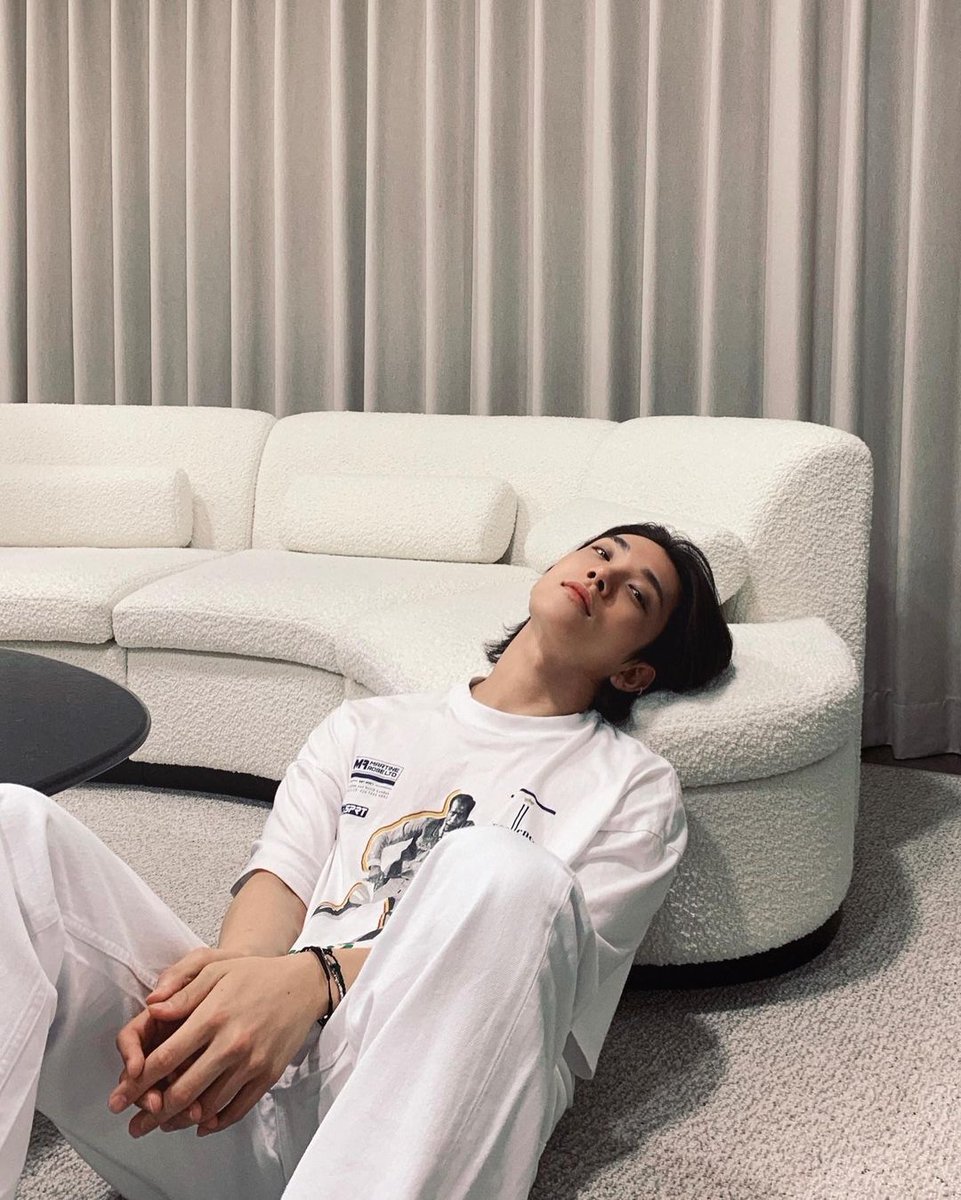 comsuteen's tweet photo. Capturing every moment through the lens with Joshua, who effortlessly combines handsomeness and a playful charm while sporting those stylish glasses.
https://t.co/B9k4vDCp5V