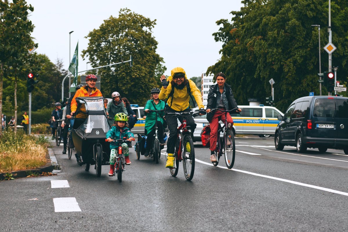 23.06.2023 – Für die Bekämpfung der #Klimakrise und für eine Mobilitätswende weg vom Auto nahmen Freitagnachmittag rund 80 Personen an einer Fahrraddemonstration der #KidicalMass in #Göttingen teil. (1/4)