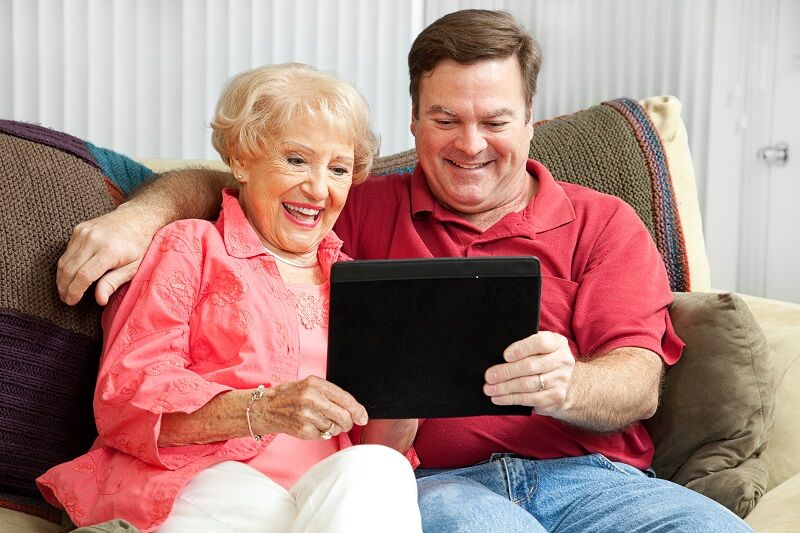 📚🧠 Learning never stops and our #caregivers provide intellectual stimulation through engaging conversations and activities. We believe in fostering curiosity for seniors. Find out more: bit.ly/3BtQLjS  #MentalStimulation