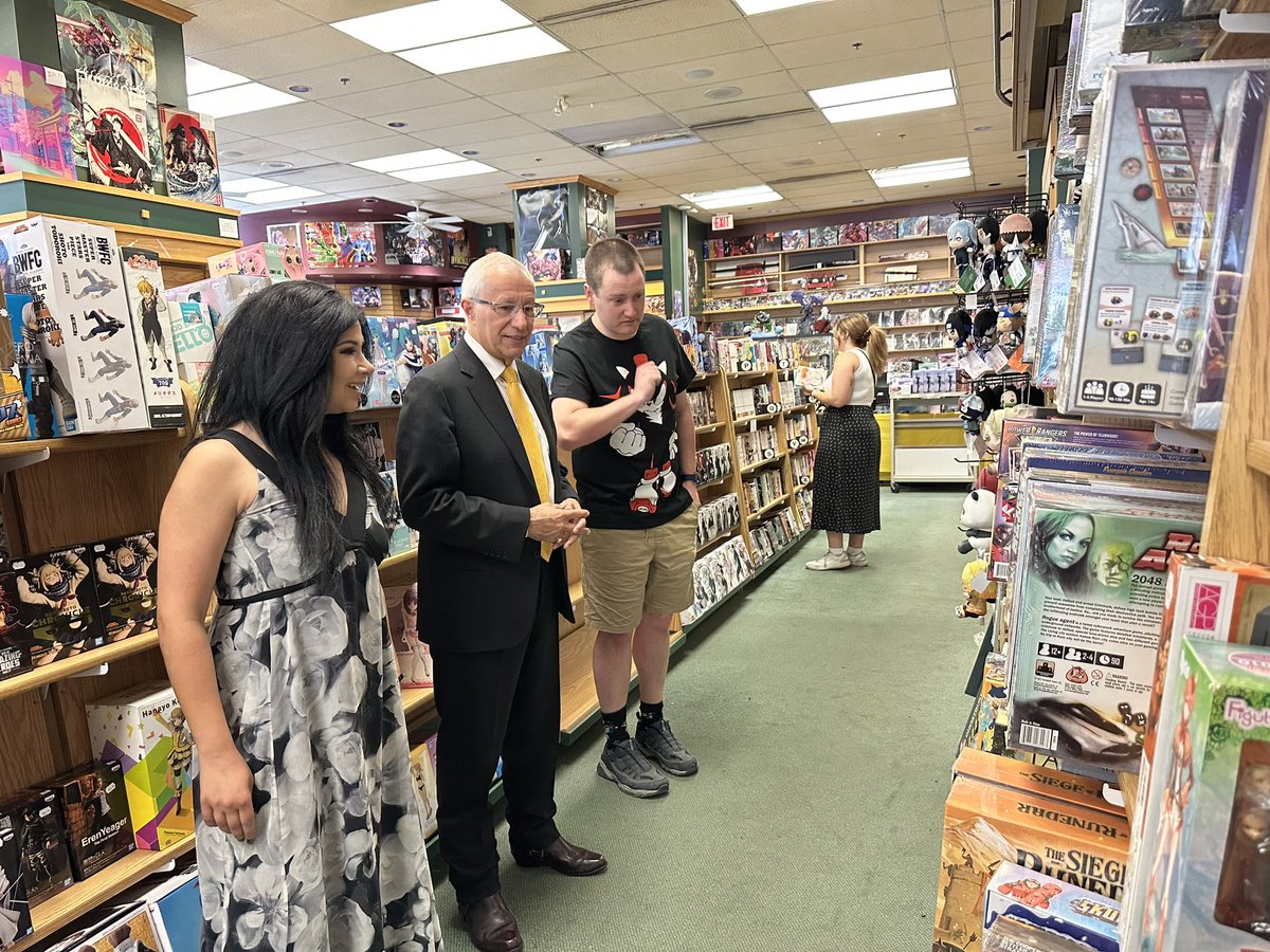 VictorFedeli's tweet image. For over 30 years, @ComicBookShoppe provided entertainment to the #Ottawa community with their impressive selection of comics, graphic novels and games!

To help expand their online presence, we provided them with a $2,500 #DigitalMainStreet grant.

Thanks, Aaron, for the tour!