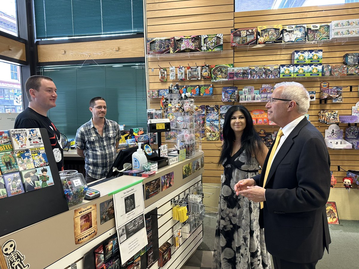 VictorFedeli's tweet image. For over 30 years, @ComicBookShoppe provided entertainment to the #Ottawa community with their impressive selection of comics, graphic novels and games!

To help expand their online presence, we provided them with a $2,500 #DigitalMainStreet grant.

Thanks, Aaron, for the tour!