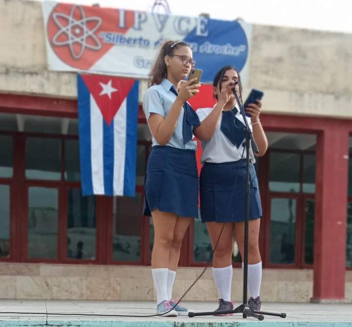 Feem_Granma's tweet photo. En el IPVCE «Silberto Alvarez Aroche» de #ProvinciaGranma se inauguraron las Sociedades Científicas y se reinauguraron las Cátedras de la #OCLAE en un emotivo acto que abarcó a todos los estudiantes.

#UnidosYEnResistencia ✊🏻♥️🇨🇺
#FEEMGranmense 💙
#AquiConCuba ✊🏻 https://t.co/rIg2TdXckC