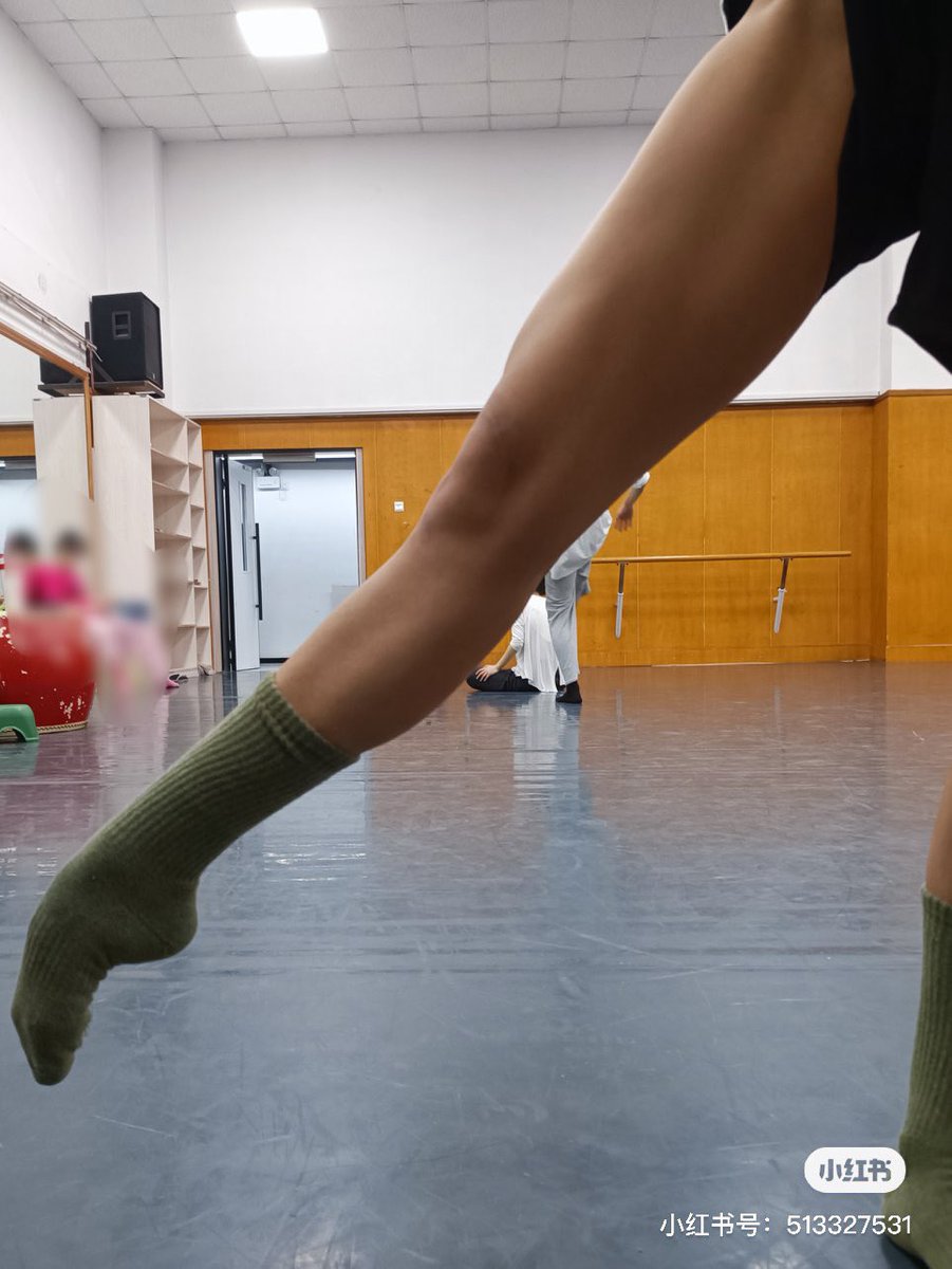 最近聊了一些舞蹈生妹子 喜欢玩舞鞋的兄弟欢迎来咨询 可配套妹子脚背照和练功照 玩的就是真实 #舞蹈生 #舞蹈鞋 #舞鞋 #原味 #打胶 #足交 #芭蕾 #舞蹈老师