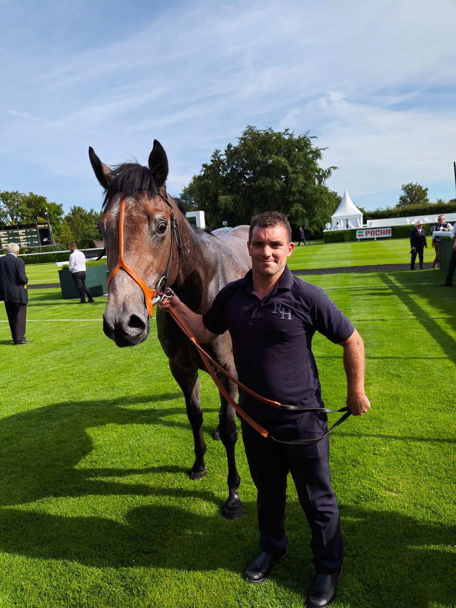 💙💛 Great to have Mr & Mrs Geoghegan in attendance as Notta Nother gets his head in front in the closing stages to take the opening race @Goodwood_Races under Pat Dobbs 🥳🥳 This son of Havana Grey has improved with every run and will come on again for this performance 💪💥