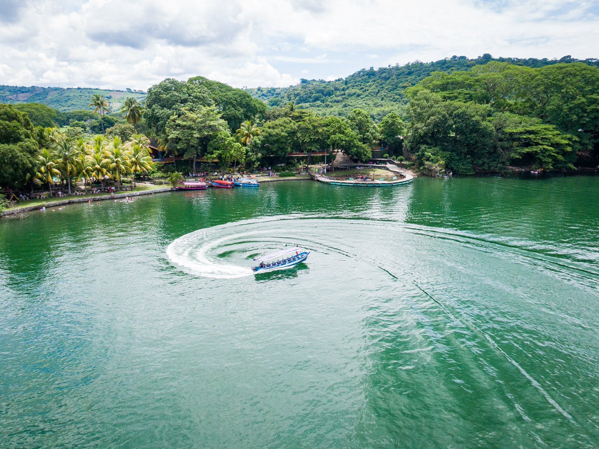 #DeDiversión El Parque Recreativo Laguna de Apastepeque cuenta con un área de playa, piscina, restaurante, senderos, áreas de picnic, cabañas. Además, hay un acogedor malecón y un muelle flotante desde el cual disfrutarás de un espejo de agua fresca.