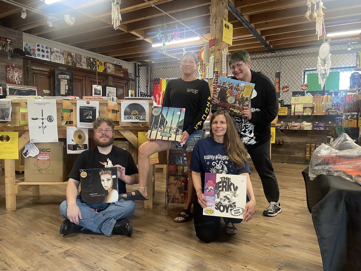 Happy #BandTeeFriday & #FreeVinylFriday! Wear your #bandtee👕every Friday & get 10% off vinyl!😁 Spend $10 or more in #vinyl & get a free selection from our $5 budget bin or our 45’s box. 🤘🏼#Tellafriend!

#quonsethut #qhut #quonset_hut #recordstore #vinylcollector #shoplocal