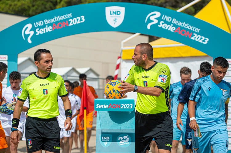 aiacatanzaro's tweet photo. Il nostro Pasquale Varrà della #CanBS questa mattina sulla spiaggia di Lignano Sabbiadoro per una gara della #SerieBBeachSoccer.
©️Foto LND Dipartimento Beach Soccer. https://t.co/I9UTyLN0IB