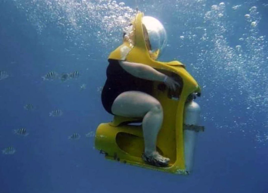 Mi mamá si yo estuviera en ese submarino.